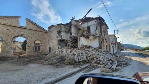 Ege Denizi'ndeki deprem nedeniyle Sisam Adası'nda iki öğrenci hayatını kaybetti