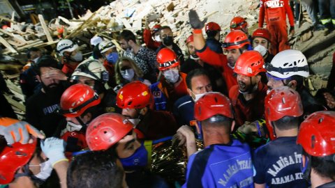 İzmir'deki depremde 2 kişi yaklaşık 9 saat sonra enkaz altından çıkarıldı