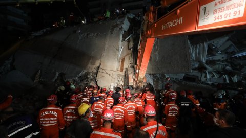 Türkiye, İzmir için tek yürek! Devlet deprem bölgesinde seferber oldu