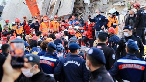 İzmir depreminde mucize! 3 kadın SMS sayesinde kurtuldu