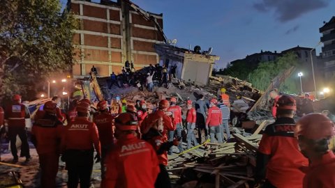AKUT ekipleri İzmir'de enkaz altından 9 kişiyi kurtardı