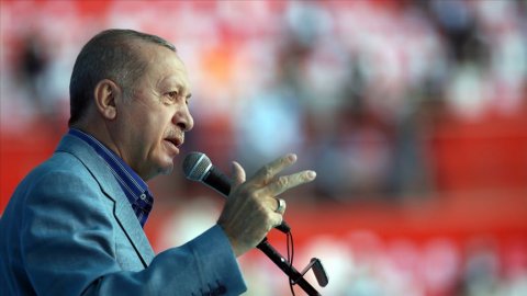 İzmir'de deprem Erdoğan Van'da AKP'nin icraatlarını anlattı