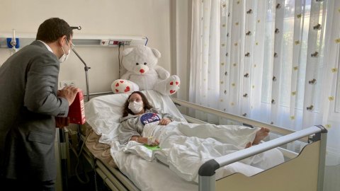 İBB Başkanı Ekrem İmamoğlu’ndan İzmir depreminin simge bebekleri Ayda ve Elif’e ziyaret
