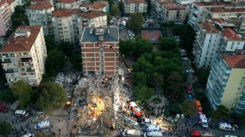 İzmir depremi 11 santimlik çökmeye neden oldu 
