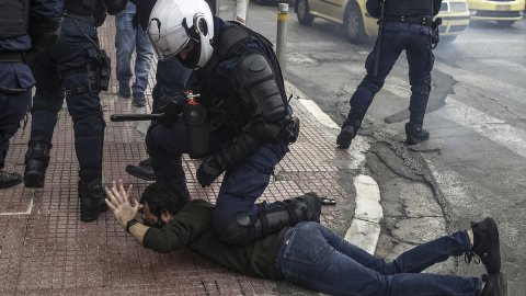 Yunanistan'da '17 Kasım' protestolarına polis müdahalesi