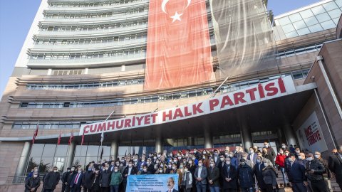 CHP'liler parti genel merkezi önünde toplandı