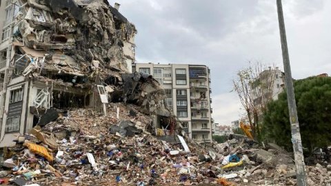 İzmir’i vuran depreminin ardından moloz çıkmazı