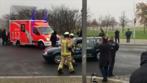 Almanya'da Başbakanlık binasına araçla saldırı girişimi