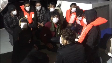 Batan teknedeki 19 göçmen son anda kurtarıldı