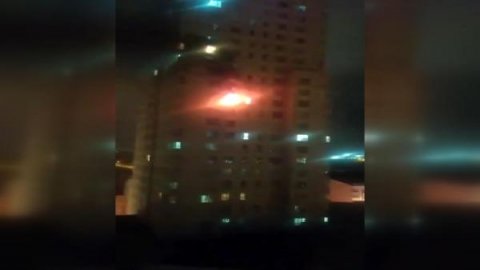 İstanbul'da 30 katlı binada yangın çıktı, yüzlerce kişi tahliye edildi 