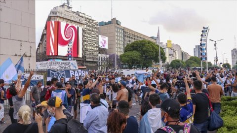 Maradona'nın ölümünün ardından yasa boğulan Arjantin halkı sokaklara döküldü