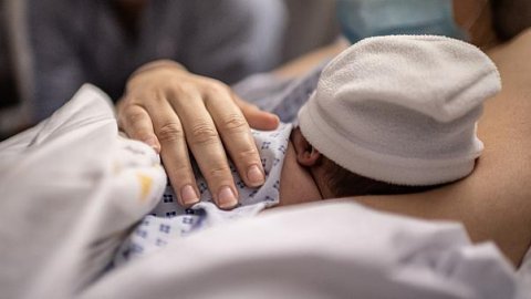 Hamileyken Kovid-19'a yakalanan annenin bebeği antikorlarla dünyaya geldi