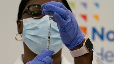 ABD'de ilk Kovid-19 aşısı New York'ta bir hemşireye yapıldı