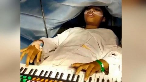 9 yaşındaki kız beyin ameliyatı sırasında piyano çaldı