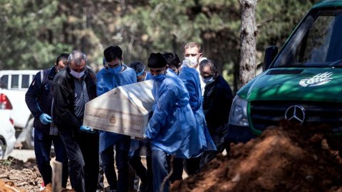 Türkiye'nin salgın eğrisinde ölüm vakaları artıyor! Uzmanlar "tam kapanma" diyor