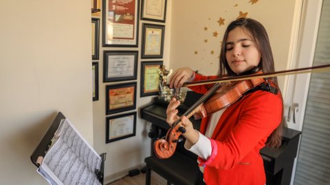 Keman sanatçısı 13 yaşındaki Elif, ABD'deki yarışmada üçüncü oldu