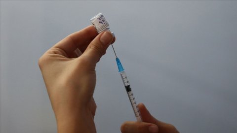 İrlanda, Pfizer & BioNTech aşısının iki dozu arasındaki süreyi uzatacak