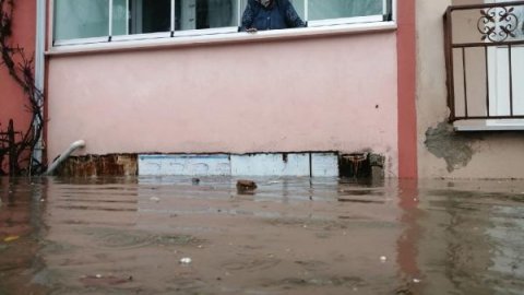 Edirne'de sağanak etkili oldu, cadde ve sokaklar suyla doldu 