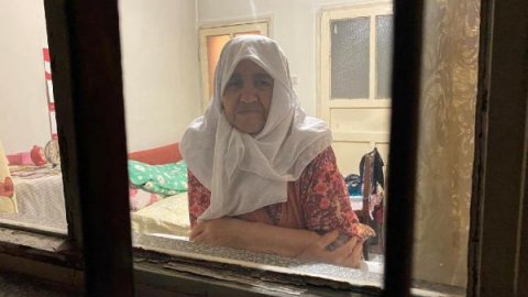 Anne- kız, 'komşunuz’ diyerek evine girdikleri yaşlı kadının parasını gasbetti