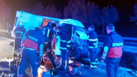 Kaçak göçmenleri taşıyan minibüs TIR'la çarpıştı: 1 ölü, 21 yaralı