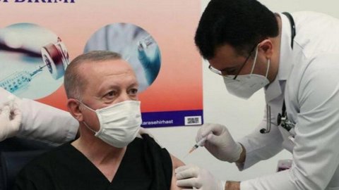 AKP MKYK üyelerinin ilk gün koronavirüs aşısı vurulmasına tepki