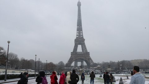 Paris beyaza büründü