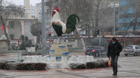 Denizli'de kent merkezine mevsimin ilk karı yağdı