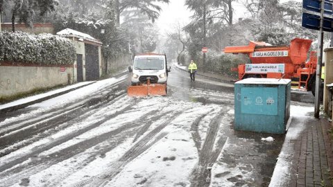 Beşiktaş Belediyesi karla mücadele ekipleri sahaya indi