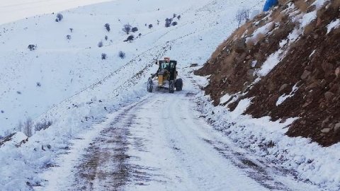 Yedisu- Çatak yolu kar ve tipi nedeniyle trafiğe kapatıldı