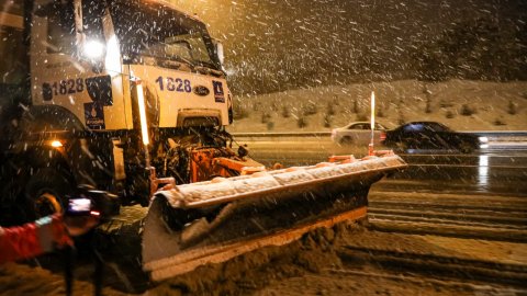 İBB, bastıran karda yolları açık tutuyor! AKOM'dan bir uyarı daha