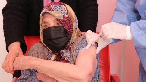 103 yaşındaki kadın Kovid-19 aşısı oldu