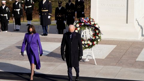 ABD'nin 46'ncı Başkanı olarak yemin eden Biden, Meçhul Asker Anıtı'na çelenk bıraktı