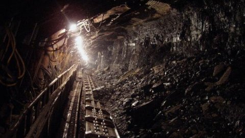 Çöken madende toprak altındaki madenciler 15 gün daha bekleyecek
