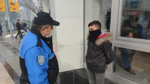 Polisten, bankadaki babasını bekleyen çocuğa: Söyle 900 lira daha fazla çeksin