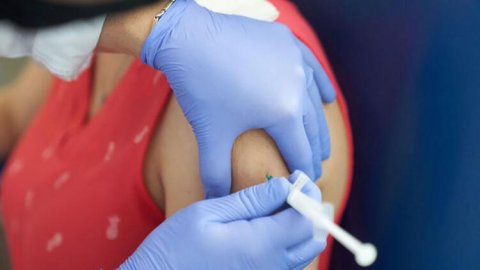 Koronavirüs aşısı olan bir kişi saatler sonra hayatını kaybetti
