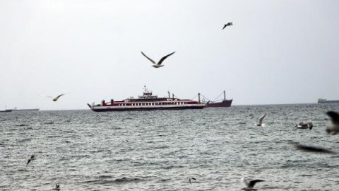 Tekirdağ'da fırtına; eğitim uçuşları iptal edildi, feribot seferleri aksadı
