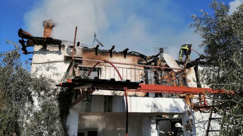 Evleri yanan ailelere Döşemealtı Belediyesi sahip çıktı