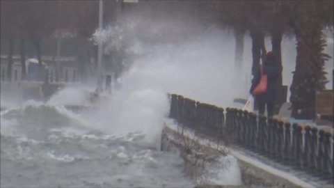 Silivri'de fırtına: Dev dalgalar oluştu
