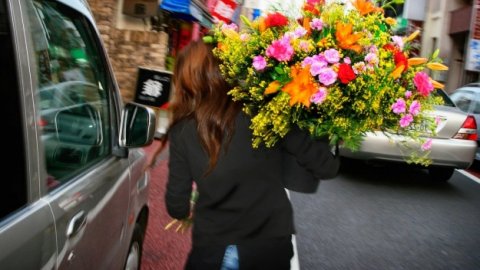 İsimsiz çiçek göndermek 'cinsel taciz' sayılabilir