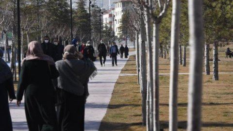 Vaka sayısı artan Konya'da kısıtlamaya rağmen hareketlilik
