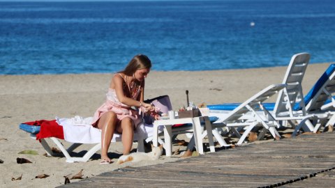 Antalya'da kısıtlamadan muaf turistler güzel havanın keyfini denizde çıkardı