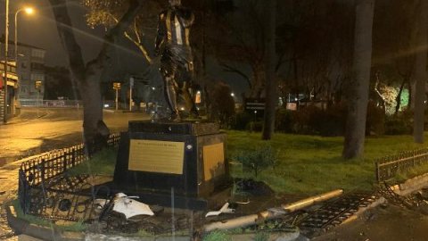 Kadıköy'deki Alex De Souza heykeline otomobil çarptı