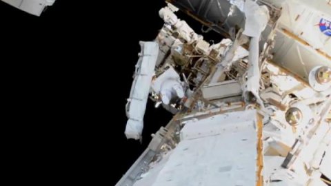 NASA'nın ISS’deki astronotları uzay yürüyüşünde