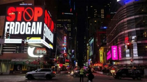 Ömer Çelik'ten ABD'deki "Stop Erdoğan" reklamlarına tepki 