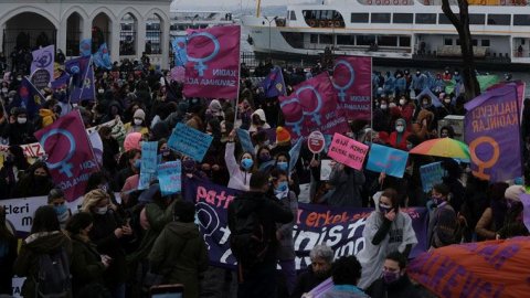 Kadınlar Kadıköy'den seslendi: 'Özgürlüğümüz için bir aradayız, özgürlüğümüzü kazanacağız'