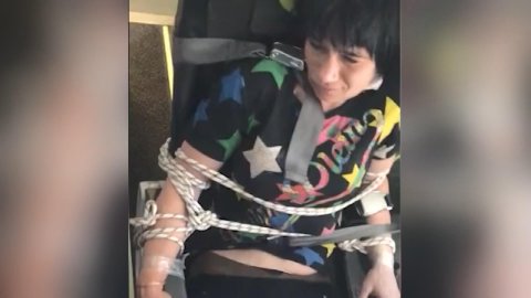 Uçakta yolcuları rahatsız eden kadın, koltuğa bağlandı