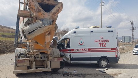 Hasta taşınan ambulans, beton mikserine çarptı: 5 yaralı