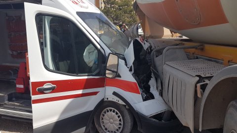 Hasta taşınan ambulans, beton mikserine çarptı: 5 yaralı