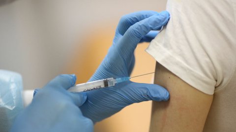 Koronavirüs aşısı olan 7 kişi öldü