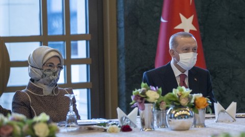 Cumhurbaşkanı Erdoğan ve eşi Emine Erdoğan, sağlık çalışanı ve sosyal hizmet uzmanı kadınlarla bir araya geldi